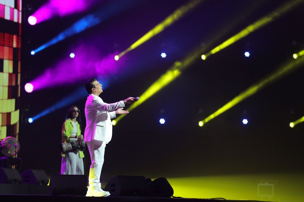 إيهاب توفيق في أقوى حفلات موسم جدة بحضور جماهيري كامل العدد| صور - الخليج الان