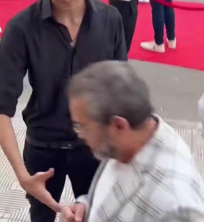 أحمد عبد العزيز بعد اتهامه بتجاهل مصافحة معجب: كان سوء تفاهم وانا واحد منكم - الخليج الان