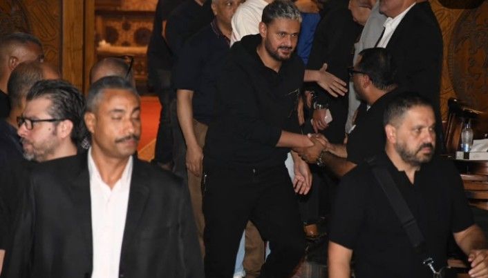 رامز جلال وأشرف زكي وإدوارد.. أبرز حضور عزاء سيد صادق بمسجد الشرطة - الخليج الان