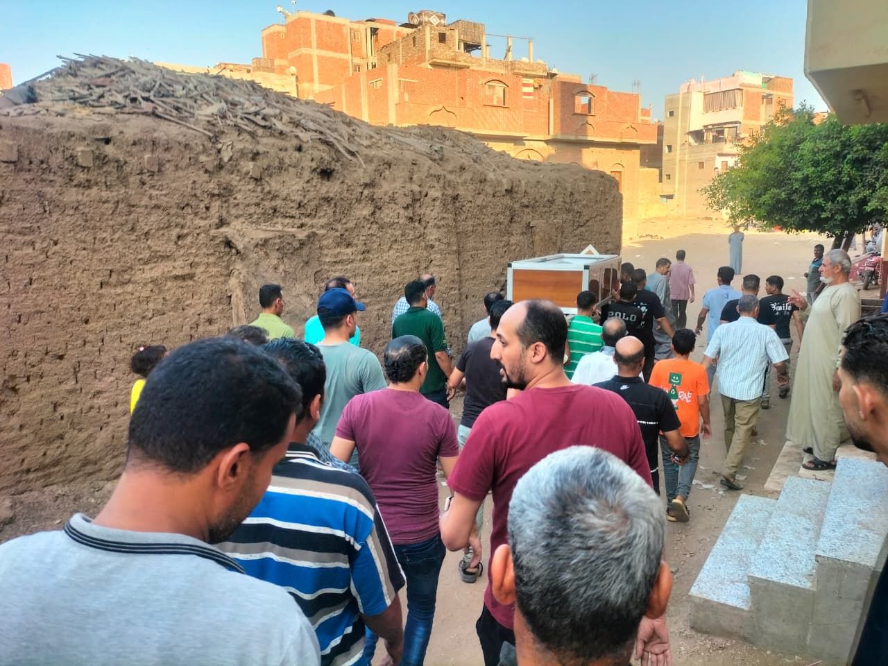 أصيب بأزمة قلبية.. تشييع جنازة عامل نظافة توفي أثناء أداء عمله بالشرقية - الخليج الان