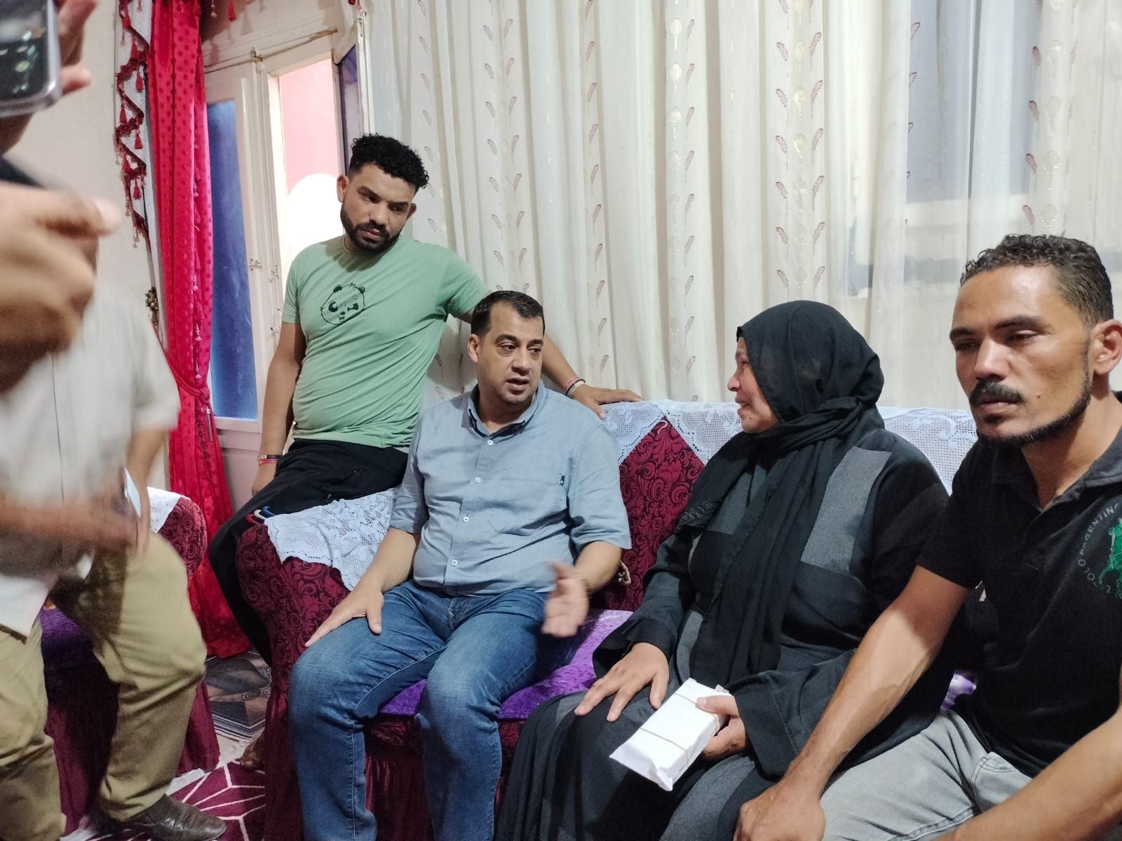 فى لفتة إنسانية .. حزب مستقبل وطن يقدم عمرة مجانية ومبلغ مالى لأسرة شهيد لقمة العيش بالشرقية - الخليج الان
