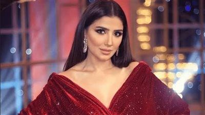 على الشاطئ.. مي عمر تخظف أنظار الجمهور بإطلالتها الصيفية - الخليج الان