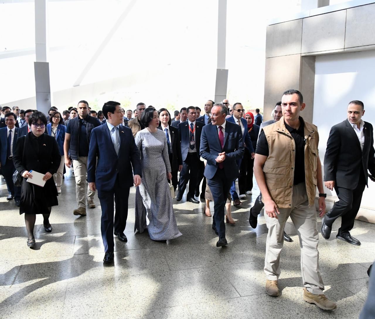 "رئيس فيتنام يُمجّد الحضارة المصرية في جولة مهيبة بالمتحف المصري الكبير وأهرامات الجيزة"|تفاصيل - الخليج الان