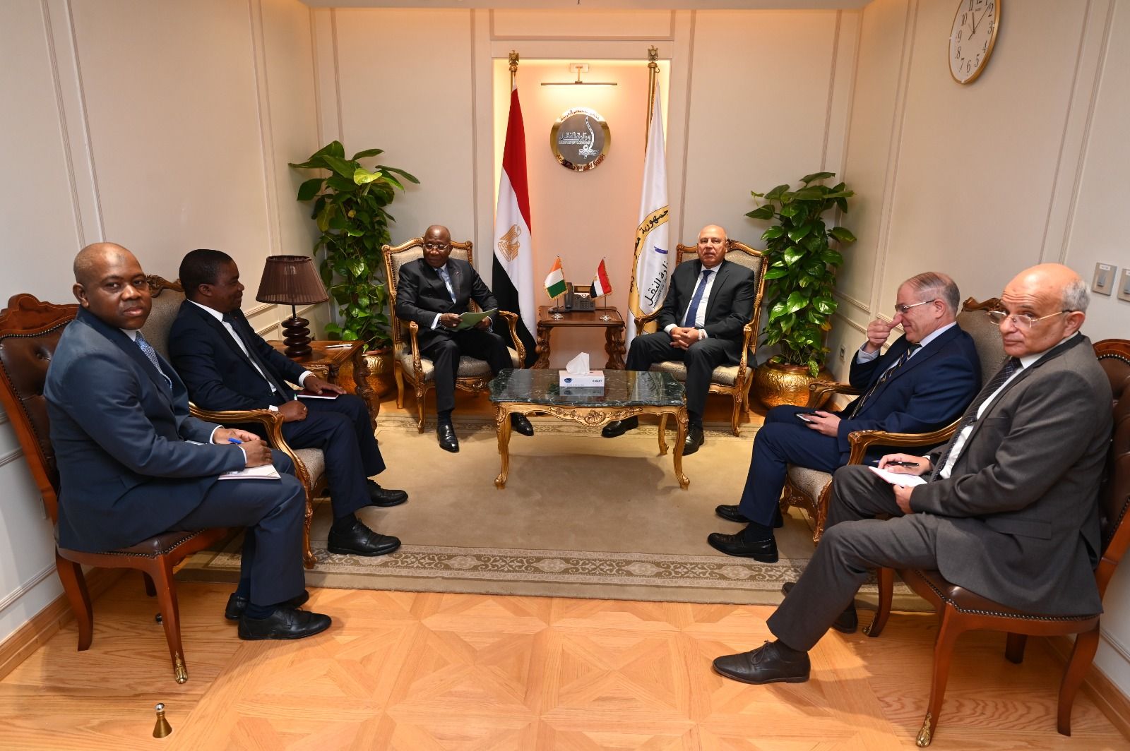 نائب رئيس مجلس الوزراء للتنمية الصناعية وزير الصناعة والنقل يستقبل وزير الخارجية والتكامل الافريقي والايفواريين بالخارج بجمهورية كوت ديفوار|تفاصيل - الخليج الان