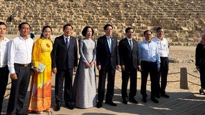 "رئيس فيتنام يُمجّد الحضارة المصرية في جولة مهيبة بالمتحف المصري الكبير وأهرامات الجيزة"|تفاصيل - الخليج الان