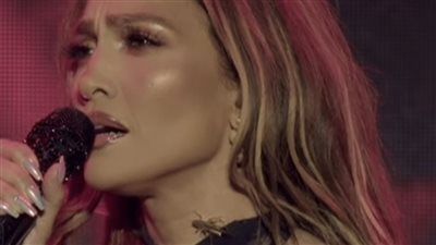 صرصور يصل لعنق جينيفر لوبيز في إحدى حفلاتها.. رد فعلها غير متوقع - الخليج الان