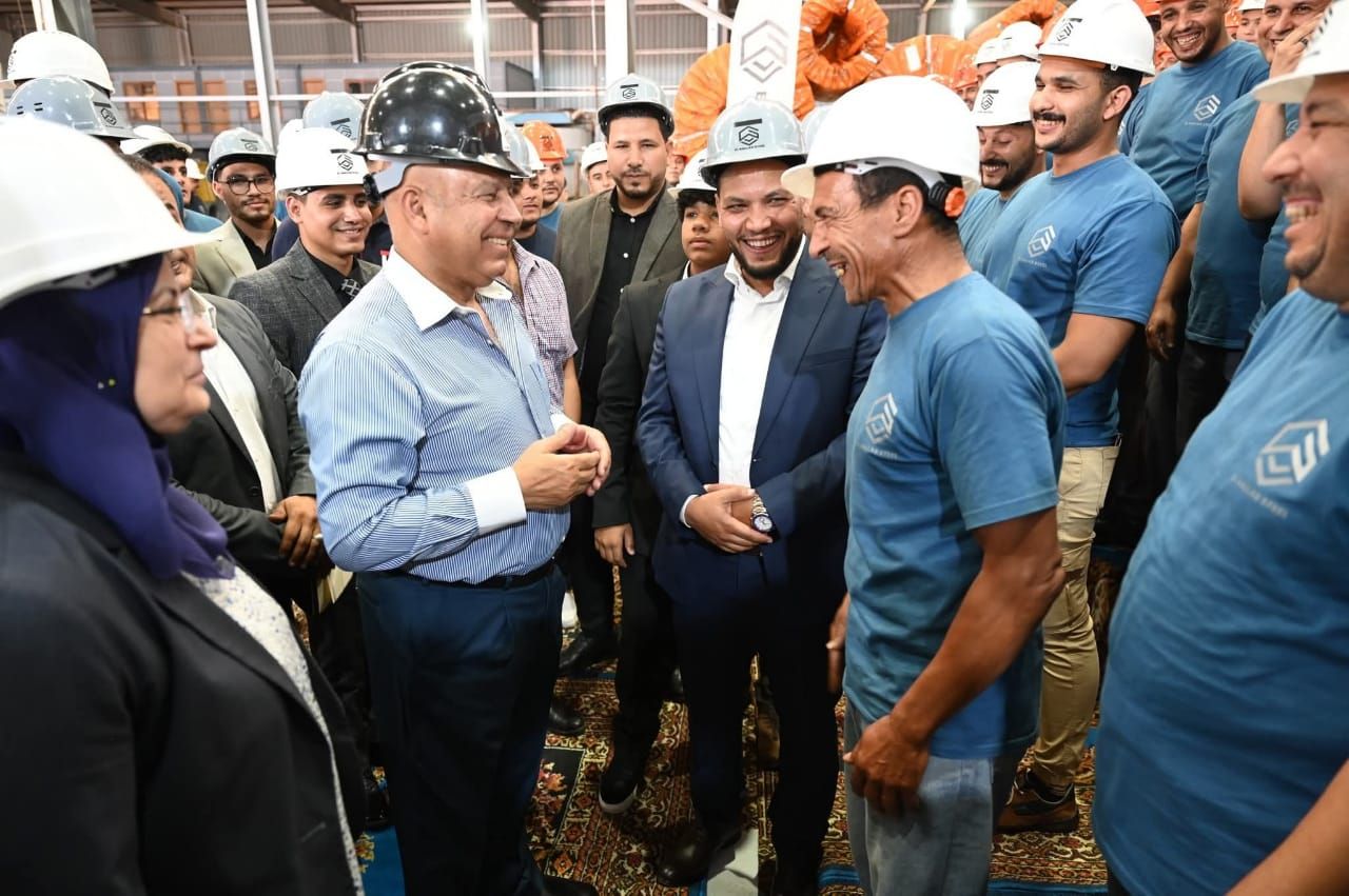 وزير الصناعة والنقل يتفقد 6 مصانع متخصصة في درفلة وجلفنة بمدينة العاشر من رمضان الصناعية بمحافظة الشرقية|تفاصيل - الخليج الان