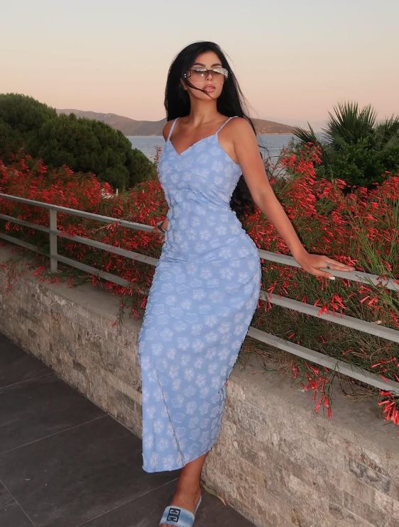 بفستان جرئ.. كارولين عزمي تشارك أحدث ظهور لها من إجازاتها الصيفية - الخليج الان