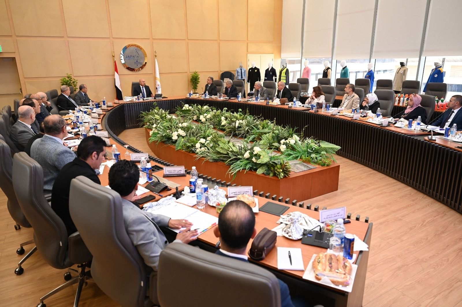 وزير الصناعة والنقل يترأس اجتماع الجمعية العمومية العادية لشركة السكك الحديدية للخدمات المتكاملة وأعمال التأمين والنظافة - الخليج الان