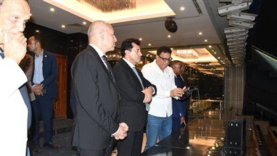 وزير الرياضة ومحافظ القاهرة يقوما بجولة تفقدية لارضية ملعب استاد القاهرة الدولي - الخليج الان