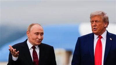 «خلف الكواليس».. ماذا قال ترامب لبوتين خلال لقاءه على السجادة الحمراء؟ - الخليج الان