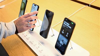 60 ألف محمول توقفوا فجأة.. حقيقة رفع الضريبة على الهواتف المستوردة - الخليج الان