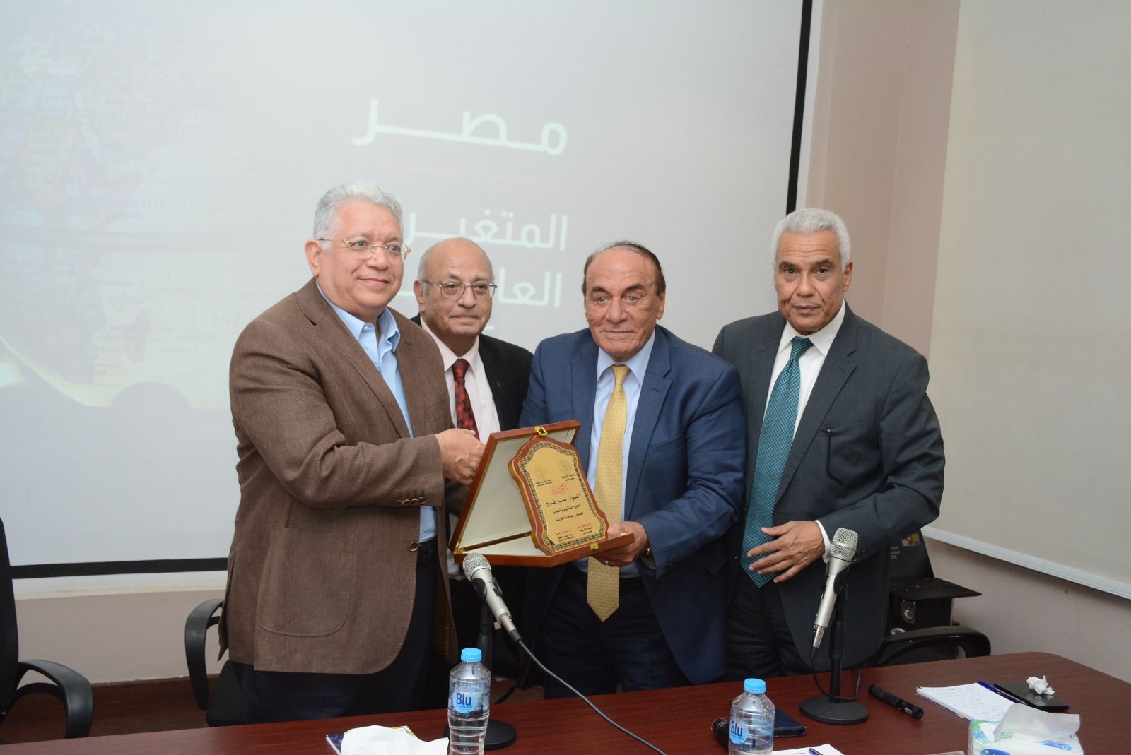 في ندوة فكرية.. اللواء سمير فرج: "الرئيس السيسي يقبض على جمرة نار.. وموقفه من فلسطين بطولة - الخليج الان