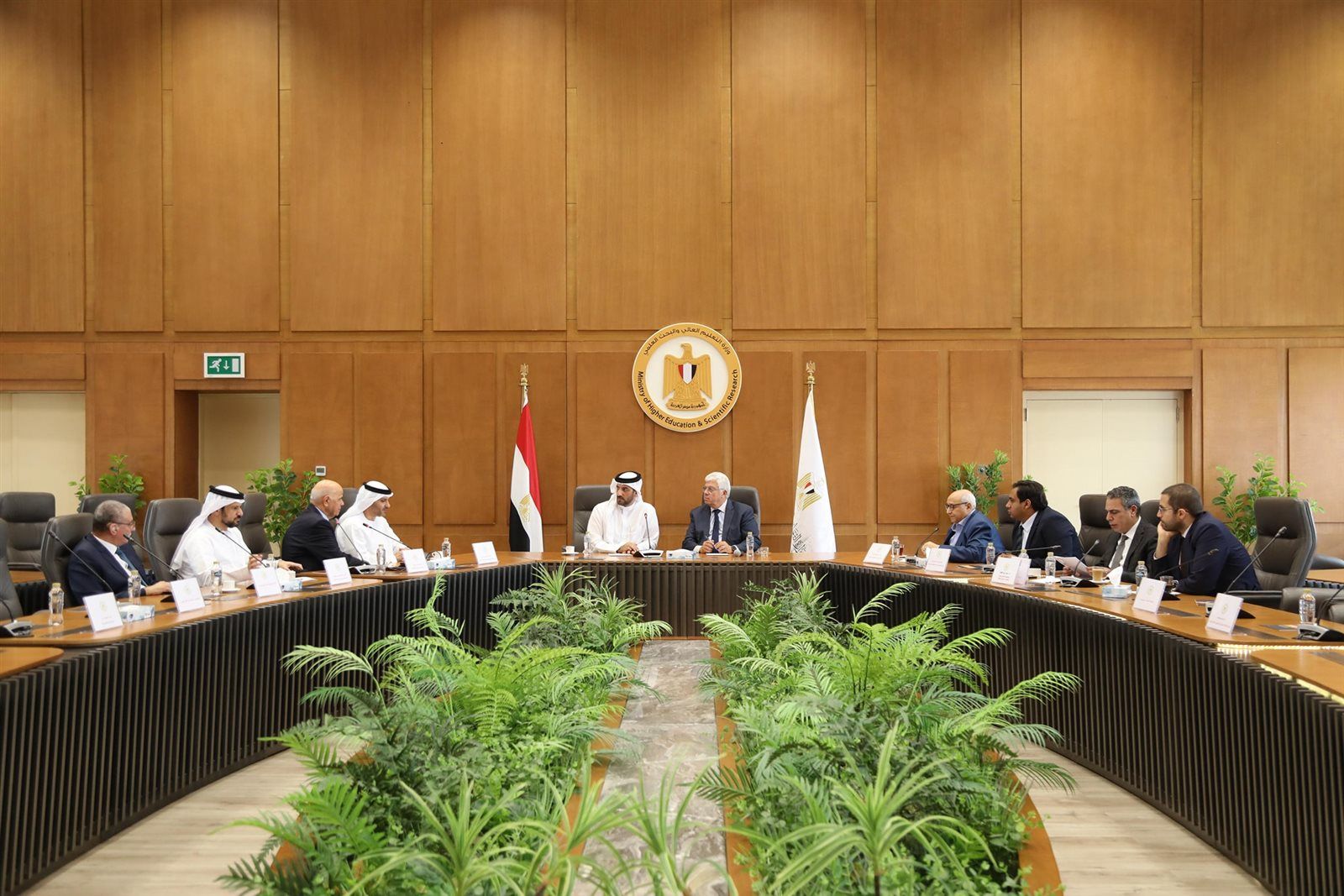 وزير التعليم العالي يبحث سبل التعاون مع نائب حاكم الشارقة ورئيس جامعة الشارقة ويؤكد عمق العلاقات بين البلدين - الخليج الان