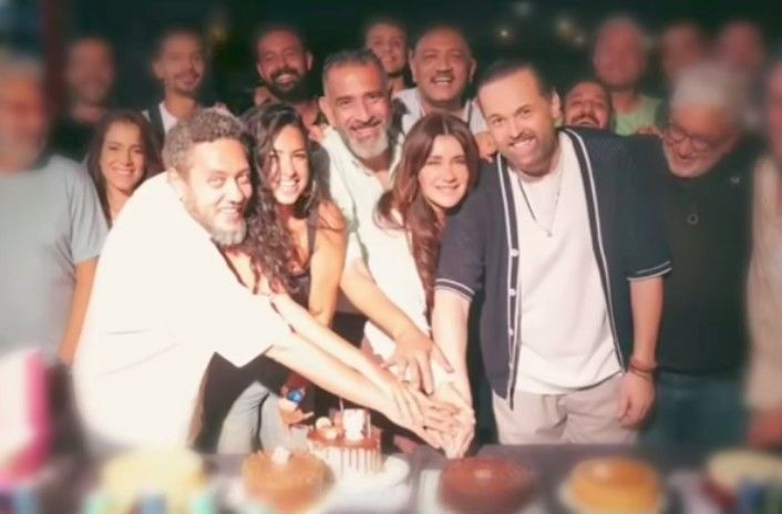 بالصور.. غادة عادل وأبطال وتر حساس 2 يحتفلون بـ عيد ميلاد محمد محمود عبد العزيز - الخليج الان