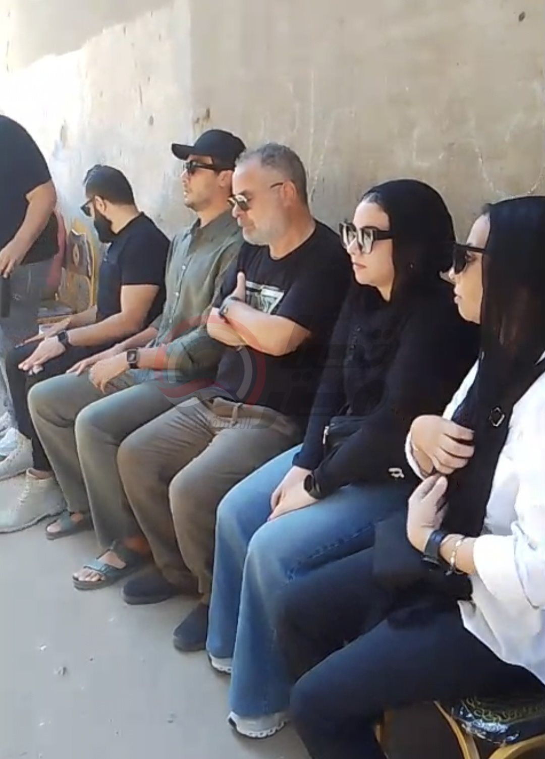 أحمد عبد الوهاب يساند حماه صبحي خليل في جنازة والدته.. صورة - الخليج الان