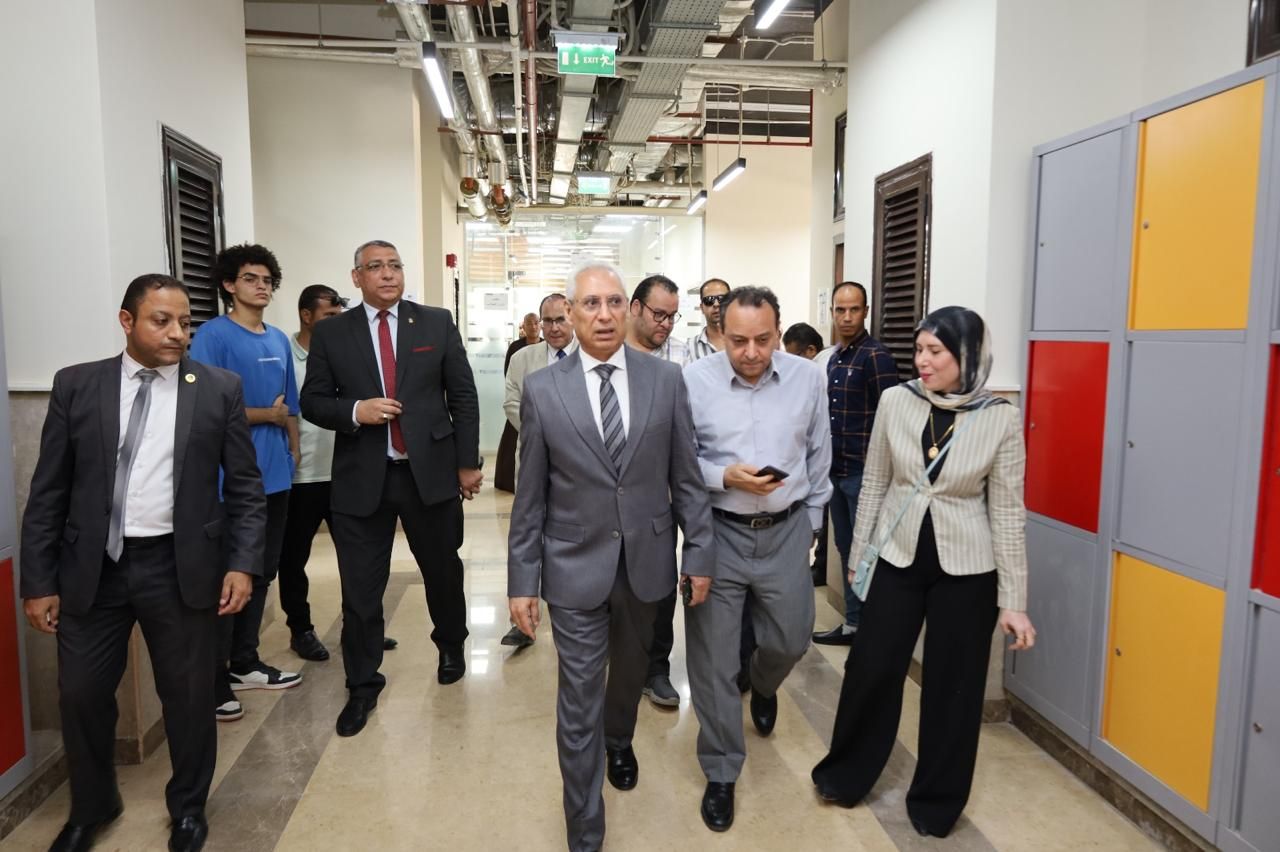 رئيس جامعة المنيا يتفقد أعمال القيد والتسجيل للمقبولين بجامعة المنيا الأهلية - الخليج الان