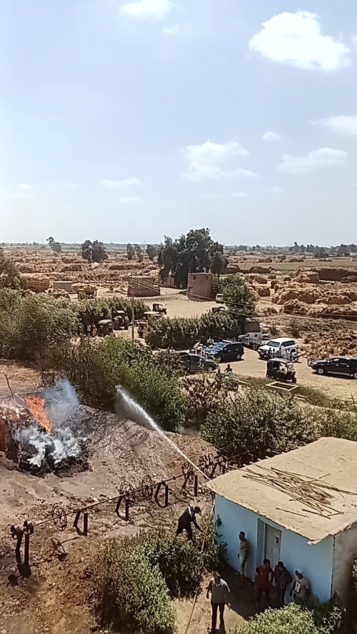 النار وصلت السماء.. حريق هائل في 400 فدن كتان بشبراملس الغربية.. صور - الخليج الان