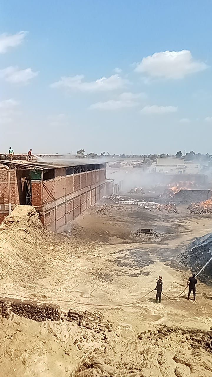 النار وصلت السماء.. حريق هائل في 400 فدن كتان بشبراملس الغربية.. صور - الخليج الان