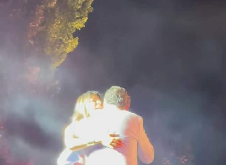 بلبنان.. راغب علامة يرقص ويحتضن معجبة على المسرح في أول حفل له بعد تحقيق نقابة الموسيقيين - الخليج الان