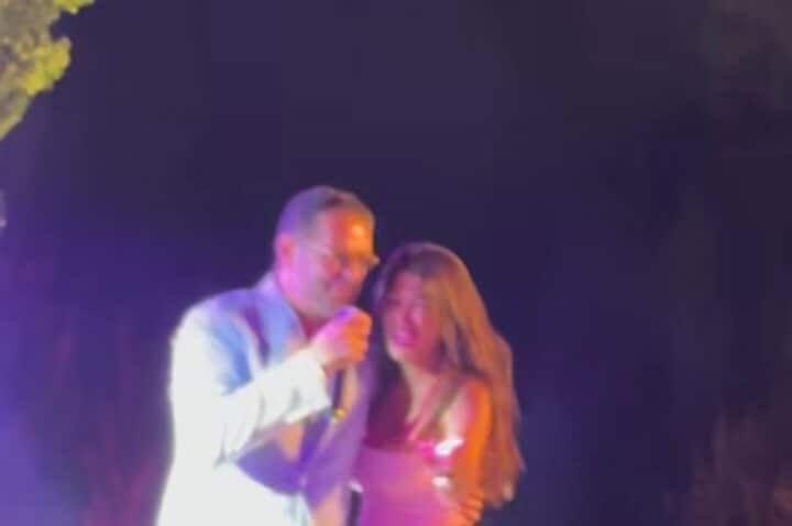 بلبنان.. راغب علامة يرقص ويحتضن معجبة على المسرح في أول حفل له بعد تحقيق نقابة الموسيقيين - الخليج الان