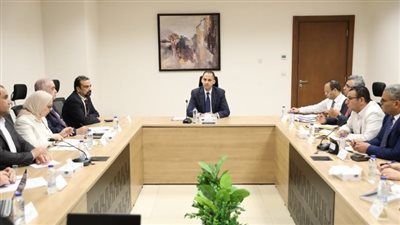نائب وزير الصحة يعقد اجتماعًا لتطوير منظومة المخازن الاستراتيجية والتموين الطبي وتنفيذ حلول للتحديات - الخليج الان