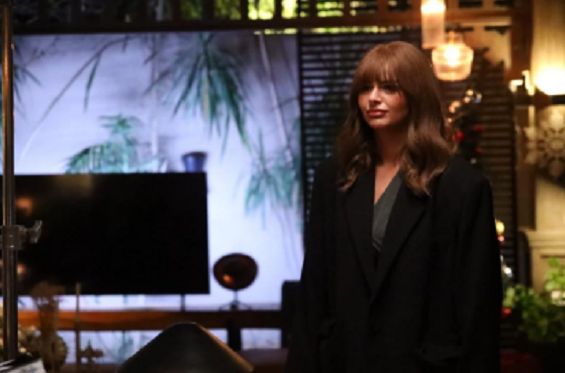 شك داليدا في زوجها.. مواعيد عرض حكاية بتوقيت 2028 الحلقة الجديدة - الخليج الان