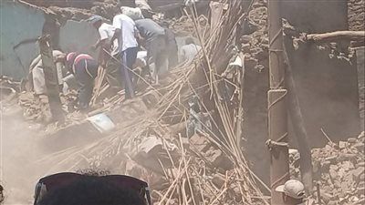 مصرع عامل وطفل انهار عليهما حائط خلال عملية هدم منزل في سوهاج - الخليج الان