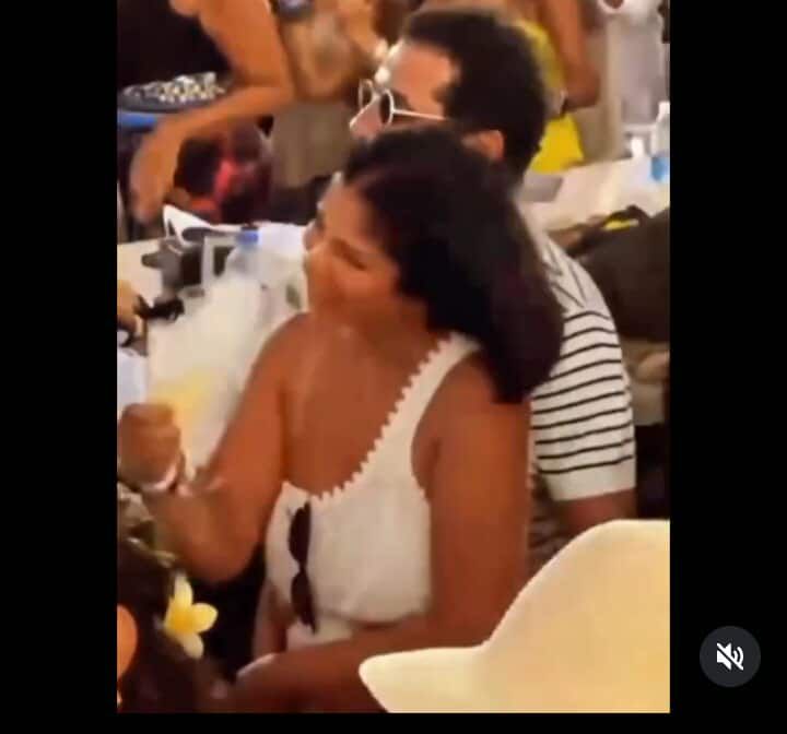 لقطات رومانسية تجمع أحمد حلمي ومنى زكي على أنغام عمرو دياب في الساحل الشمالي| صور - الخليج الان