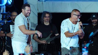 عمرو يوسف عن رقصه مع عمرو دياب على المسرح: نجم كبير واحنا من جمهوره - الخليج الان