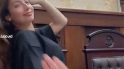 فتاة ترقص داخل قاعة المحكمة.. فيديو يثير الجدل على مواقع التواصل الاجتماعي.. والأجهزة الأمنية تفحص المقطع - الخليج الان