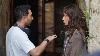 كريم العدل يشارك كواليس جديدة من الحلقة 10 بمسلسل 220 يوم - الخليج الان