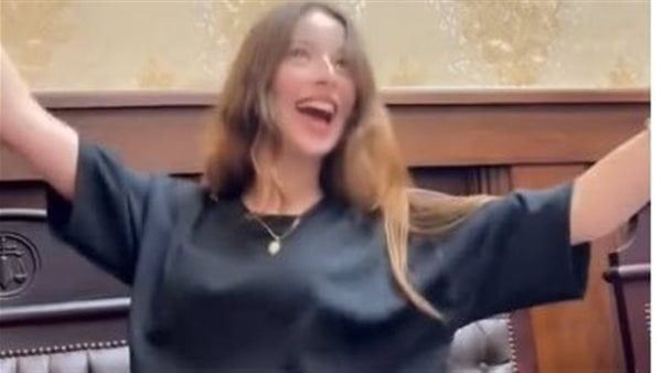 فتاة ترقص داخل قاعة المحكمة.. فيديو يثير الجدل على مواقع التواصل الاجتماعي.. والأجهزة الأمنية تفحص المقطع - الخليج الان