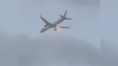 رعب في السماء.. طائرة ركاب تنجو من كارثة بعد اشتعال محرّكها فوق "المتوسط" - الخليج الان