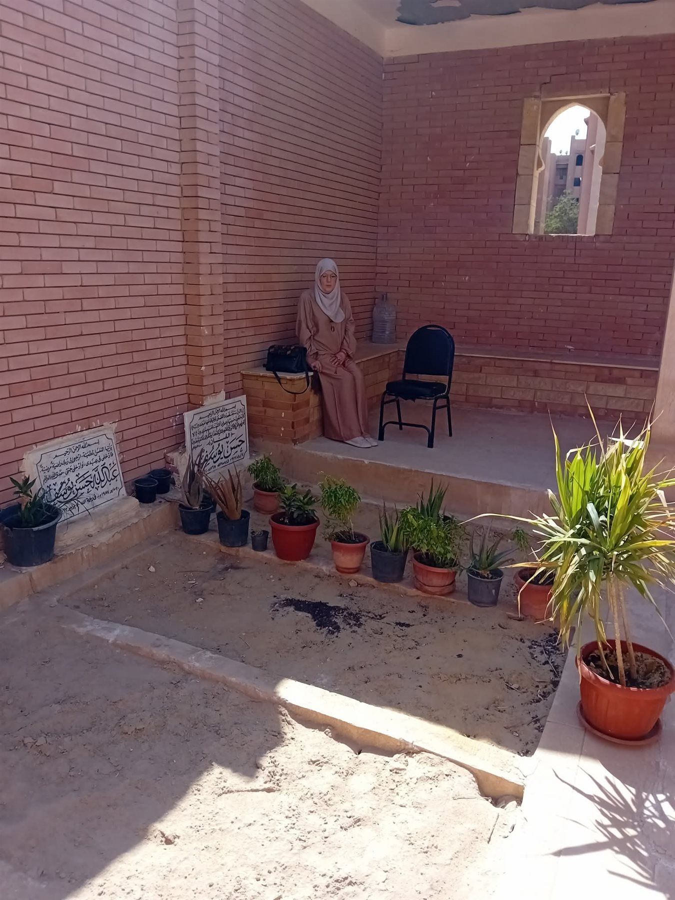 في زيارة أحبابي.. شمس البارودي تشارك صورتها من أمام مقبرة نجلها وزوجها حسن يوسف - الخليج الان