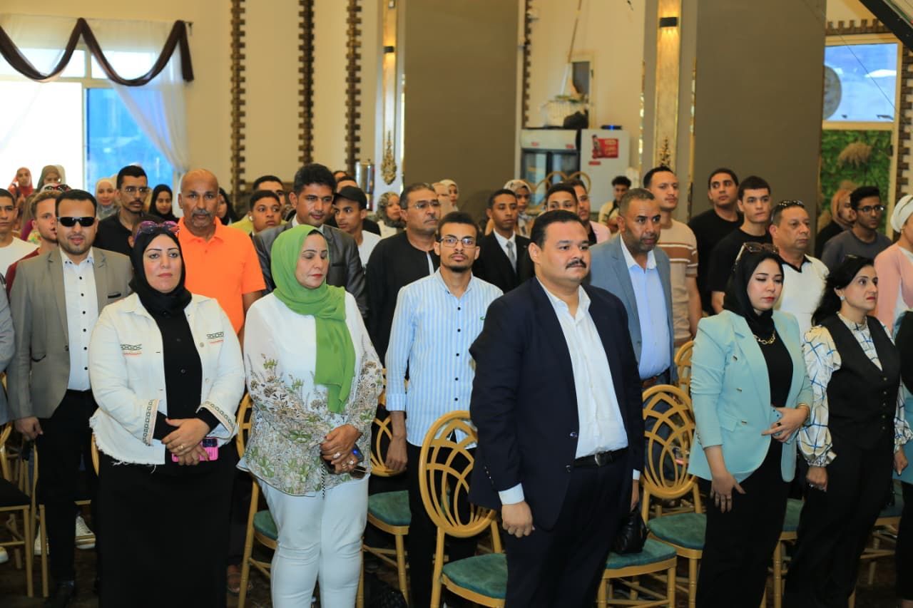 بمشاركة 300 شاب وفتاة.. نائب محافظ سوهاج يطلق المنتدى الشبابي "طريقك يبدأ من هنا" - الخليج الان