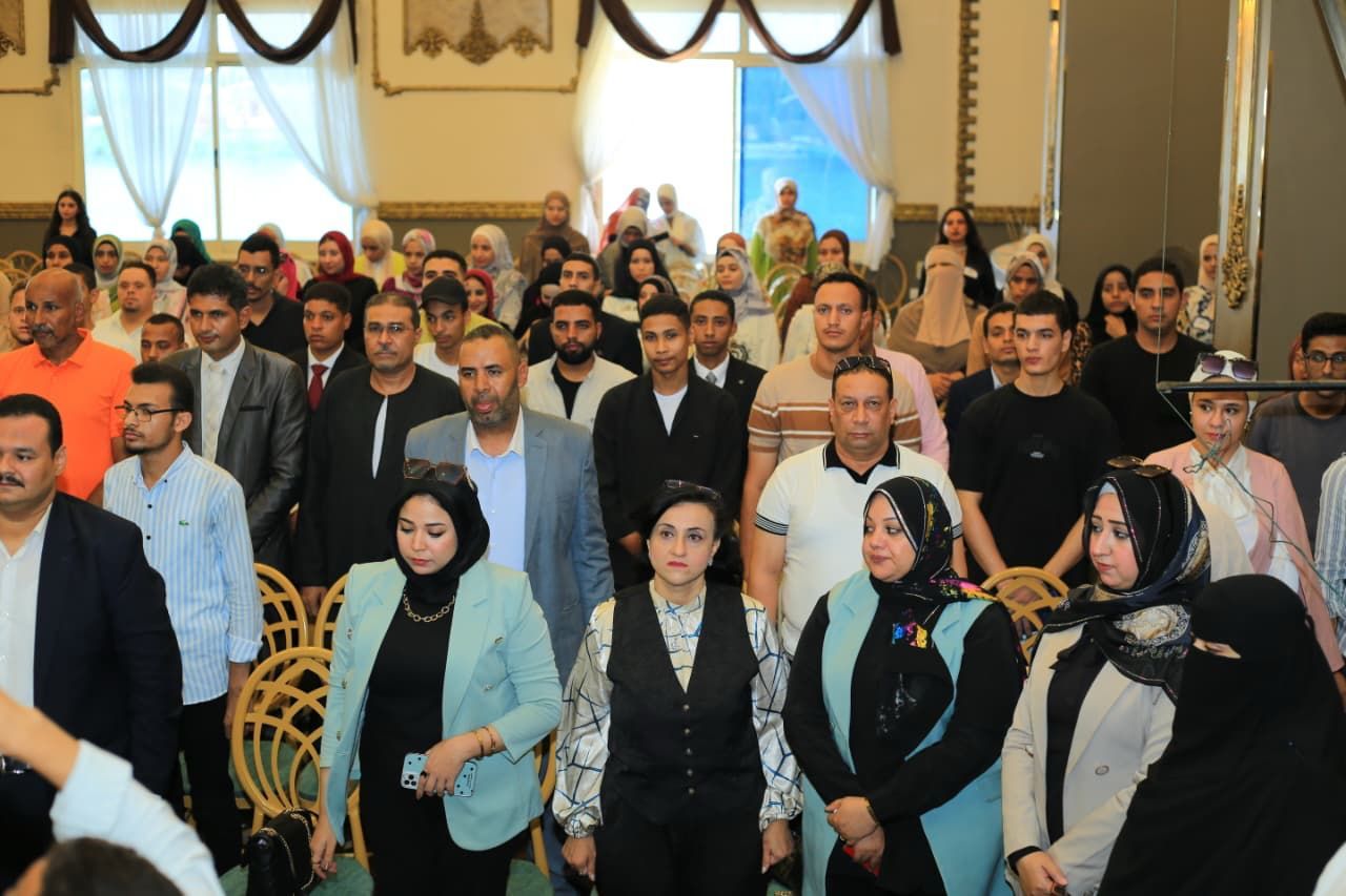 بمشاركة 300 شاب وفتاة.. نائب محافظ سوهاج يطلق المنتدى الشبابي "طريقك يبدأ من هنا" - الخليج الان