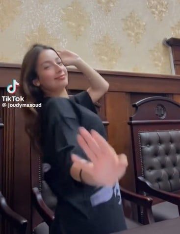 فتاة ترقص داخل قاعة المحكمة.. فيديو يثير الجدل على مواقع التواصل الاجتماعي.. والأجهزة الأمنية تفحص المقطع - الخليج الان