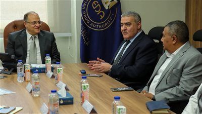 رئيس هيئة الدواء المصرية يبحث مع الشركة المصرية لتجارة الأدوية سبل ضمان توافر المستحضرات الدوائية - الخليج الان