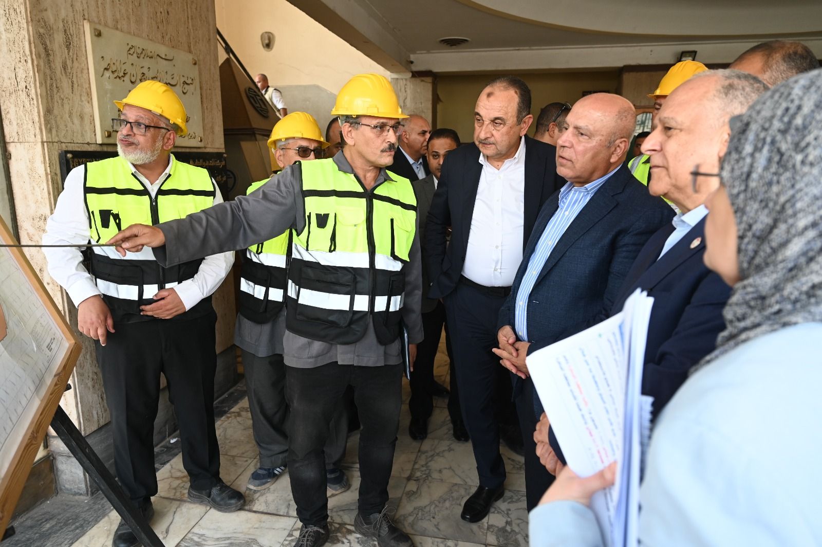 نائب رئيس مجلس الوزراء ووزراء الحكومة يتفقدون شركة النصر للسيارات ويؤكدون دعم الدولة لإحياء القلاع الصناعية الكبري - الخليج الان