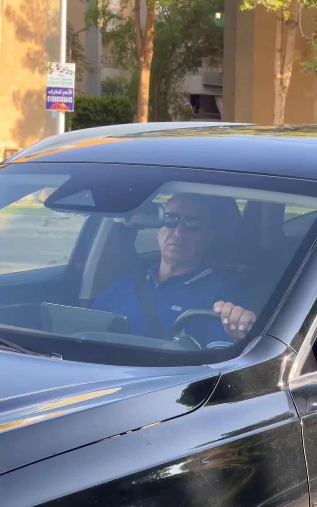 لحظة وصول محمود الخطيب إلي مستشفى الشيخ زايد لمساندة محمد الشناوي بعد وفاة والده - الخليج الان