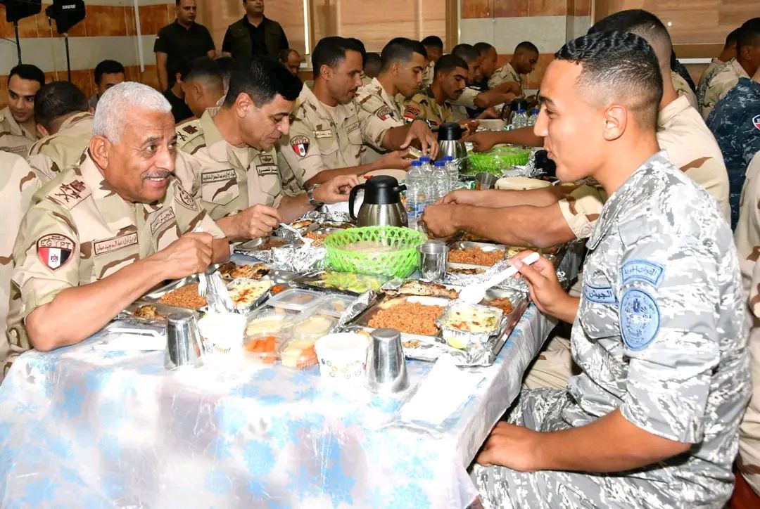 وزير الدفاع يلتقى بعدد من مقاتلى المنطقة الشمالية العسكرية - الخليج الان