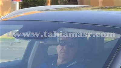 لحظة وصول محمود الخطيب إلي مستشفى الشيخ زايد لمساندة محمد الشناوي بعد وفاة والده - الخليج الان