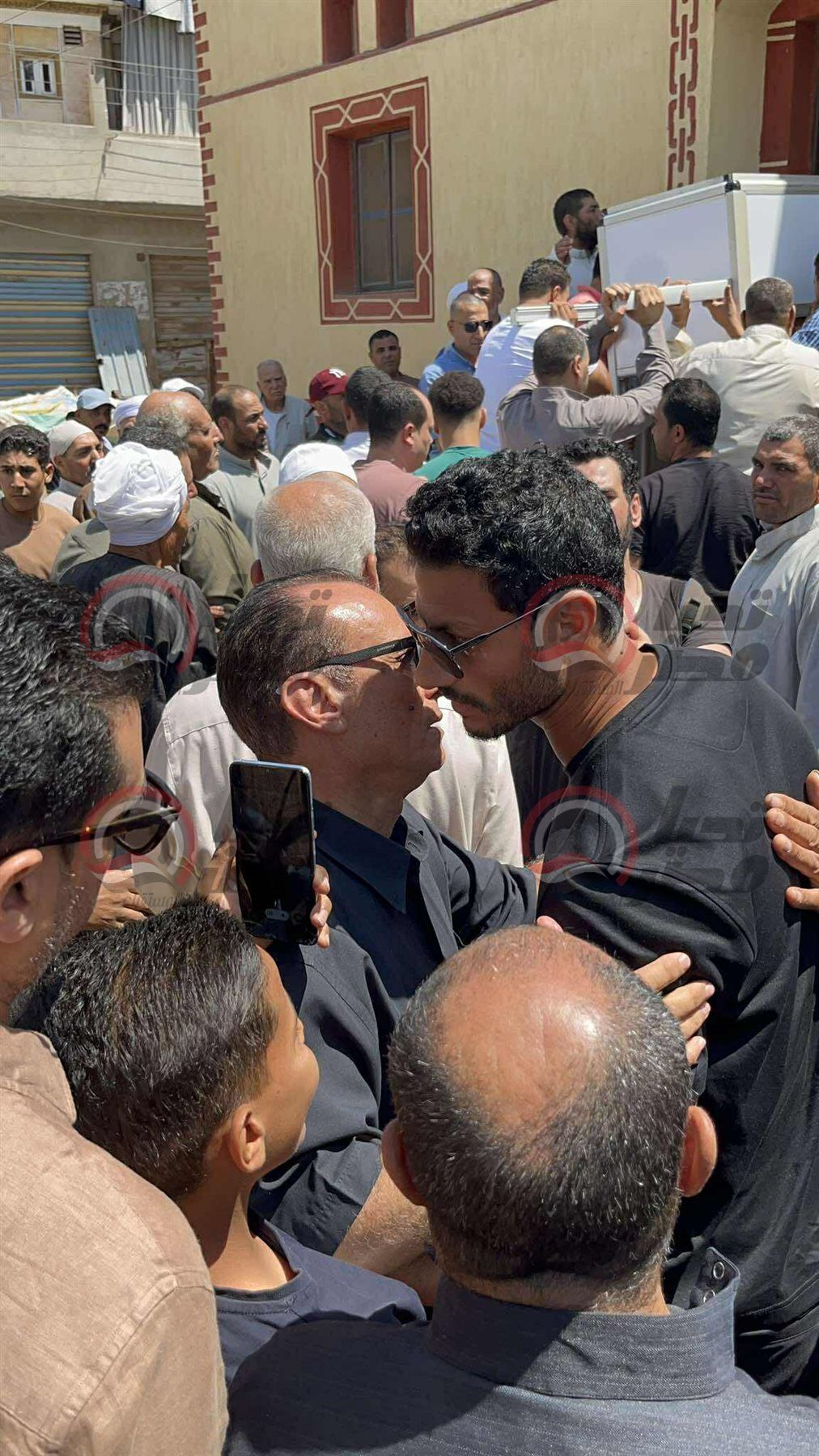 وصول جثمان والد محمد الشناوي إلي مسقط رأسة بـ كفر الشيخ.. صور - الخليج الان