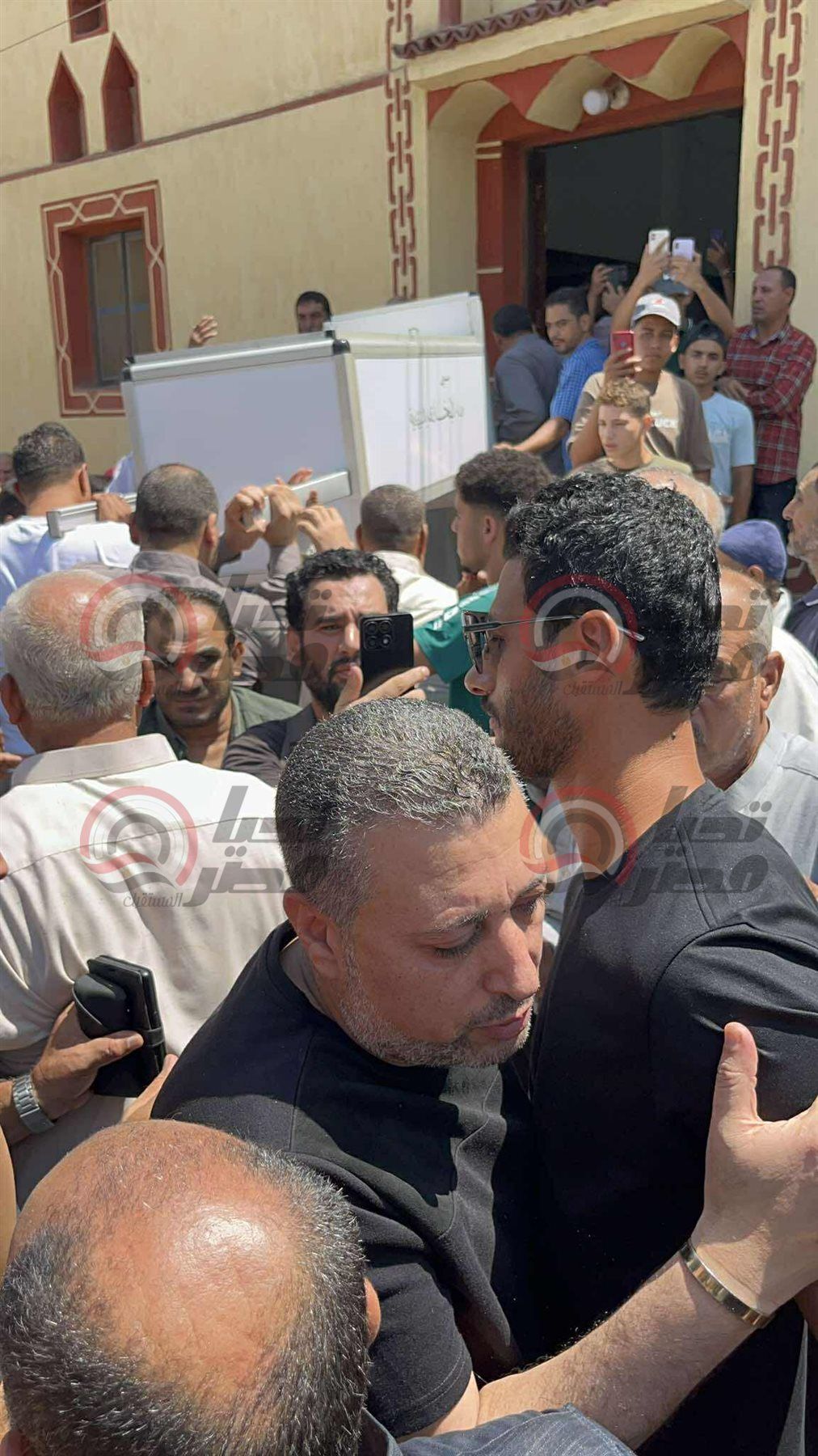 وصول جثمان والد محمد الشناوي إلي مسقط رأسة بـ كفر الشيخ.. صور - الخليج الان