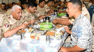 وزير الدفاع يلتقى بعدد من مقاتلى المنطقة الشمالية العسكرية - الخليج الان