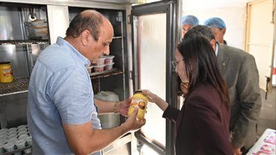 محافظ البحيرة تتابع خطوط ومراحل الإنتاج والتصنيع بمدرسة الزراعة بدمنهور - الخليج الان