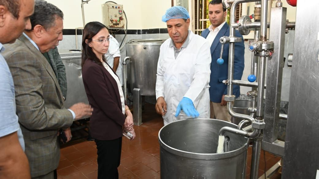 محافظ البحيرة تتابع خطوط ومراحل الإنتاج والتصنيع بمدرسة الزراعة بدمنهور - الخليج الان