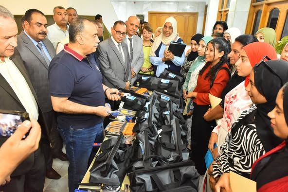 استلموا أدوات العمل.. محافظ أسيوط يدعم أول تجربة لتدريب الفتيات على السباكة - الخليج الان