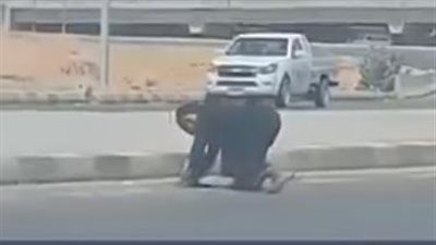 كشف ملابسات مقطع فيديو إلقاء سيدة لنفسها بالطريق العام أمام السيارات - الخليج الان